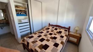 um pequeno quarto com uma cama e uma cómoda em Hermoso Departamento en Salta em Salta