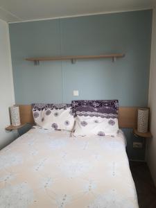 En eller flere senge i et værelse på Mobil home MAXI CONFORT SUR LA COTE D'AZUR