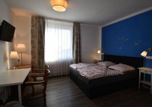 Llit o llits en una habitació de Hotel Sonnenschein - Spielerei im Sonnenschein
