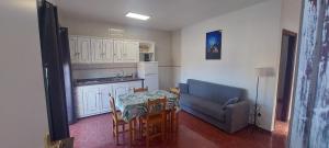 Il comprend un salon avec une table et un canapé. dans l'établissement El Lomo, à Valle Gran Rey