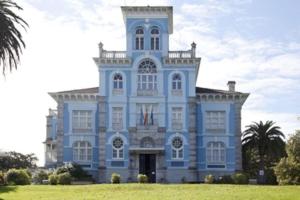 a large blue building with an american flag on it at Apartamento Colombres in Colombres