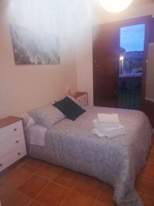 a bedroom with a bed with towels on it at Apartamento Colombres in Colombres