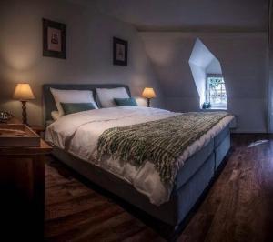 - une chambre avec un grand lit et deux lampes dans l'établissement Don Jon, à Machelen