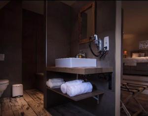 Machelen的住宿－Don Jon，一间带水槽和架子毛巾的浴室