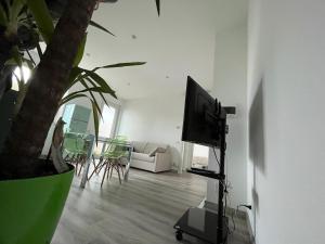 Una sala de estar con un televisor de pantalla plana sobre un soporte. en Business Loft, en Civitanova Marche
