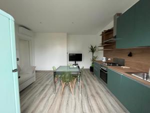 cocina con mesa de cristal en una habitación en Business Loft, en Civitanova Marche 2 fotos más