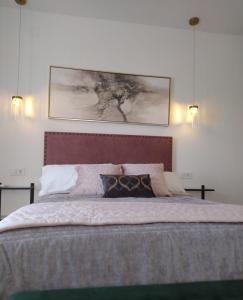 1 dormitorio con 1 cama grande y 2 luces en Loft Casa del Agua Ubrique en Ubrique