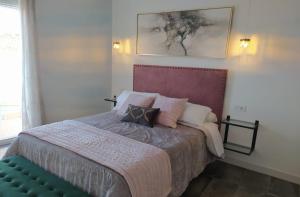 Un dormitorio con una cama con almohadas. en Loft Casa del Agua Ubrique en Ubrique
