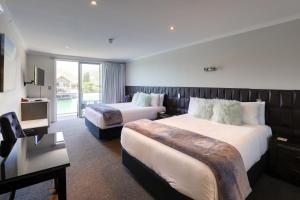 Letto o letti in una camera di Marsden Lake Resort Central Otago