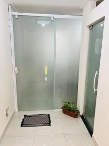 y baño con ducha y puerta de cristal. en Apartamento lugar de Paz en Salvador