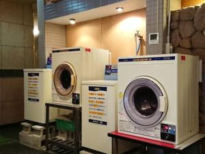 drie wasmachines en een wasmachine en droger bij Hotel Bayside Mihara - Vacation STAY 00520v in Mihara