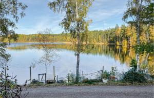 un lac avec un banc au milieu dans l'établissement Awesome Home In Kolmrden With House Sea View, à Kolmården