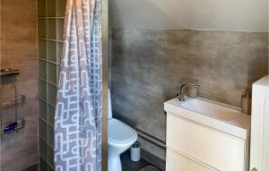 La salle de bains est pourvue de toilettes et d'un lavabo. dans l'établissement Awesome Home In Kolmrden With House Sea View, à Kolmården
