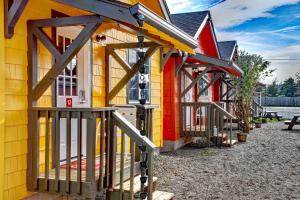 un grupo de casas con una pared amarilla y roja en The Seaview Cottages en Seaview