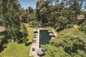 una vista aérea de una piscina en un patio en Be House Suites & Spa by Nobile en Punta del Este