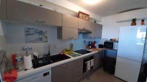 Η κουζίνα ή μικρή κουζίνα στο Appartement T2 Sunset résidence Pieds dans l'eau