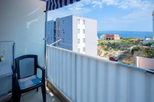 - un balcon avec une chaise et un bâtiment dans l'établissement Studio Teuta, à Split