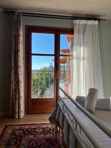 Mountain Home / Center Arachova في أراخوفا: غرفة مع باب وشرفة مع نافذة