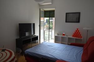 A television and/or entertainment centre at Zio Romano Apartment Rome - Vatican area