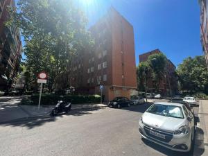 un coche plateado estacionado al lado de una calle en Apartamento 4 personas en Madrid