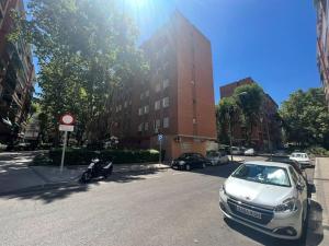 Srebrny samochód zaparkowany po stronie ulicy w obiekcie Apartamento 4 personas w Madrycie