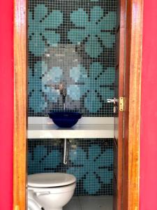 baño con aseo y ventana de cristal en Casa espaçosa 15h 800m praia, en Porto Seguro