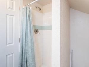 Vannituba majutusasutuses Private Loft with trail access to Boise Foothills