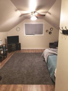 Säng eller sängar i ett rum på Private Loft with trail access to Boise Foothills