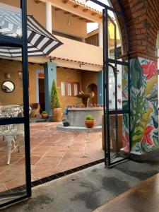 un cortile con fontana in un edificio di Sierra Norte By Chic Hotel Group a Tepoztlán