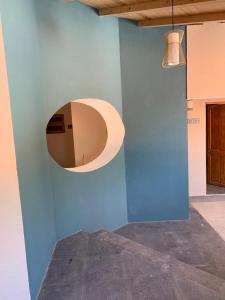 una stanza con una parete blu con un oggetto circolare sopra di Sierra Norte By Chic Hotel Group a Tepoztlán