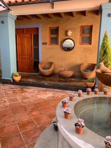 un patio con jacuzzi en una casa en Sierra Norte By Chic Hotel Group en Tepoztlán