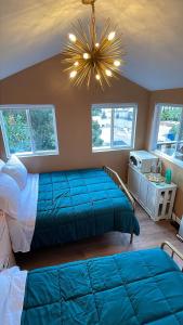 Säng eller sängar i ett rum på Glamping Hollywood Hills - Luxury Tiny House