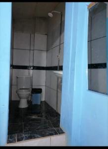 y baño con aseo y lavamanos. en Hospedaje Independencia Pucallpa, en Pucallpa