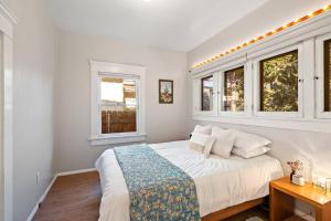 - une chambre blanche avec un lit et 2 fenêtres dans l'établissement Historic Northend One Bedroom Home Near Foothills, à Boise