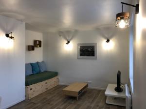 Kleines Zimmer mit einem Bett und einem Tisch in der Unterkunft AlloAppartMeuble StPol in Saint-Pol-sur-Ternoise