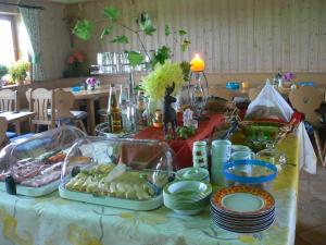einen Tisch mit Tellern und Geschirr darüber in der Unterkunft Ferienhof Rösch in Bad Wurzach