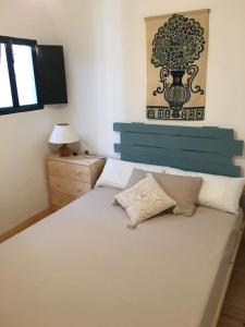 een slaapkamer met een groot wit bed en een raam bij Agradable casa rural con suelos de madera in Santa Olalla del Cala