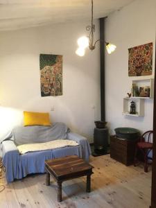 een slaapkamer met een bed en een tafel. bij Agradable casa rural con suelos de madera in Santa Olalla del Cala