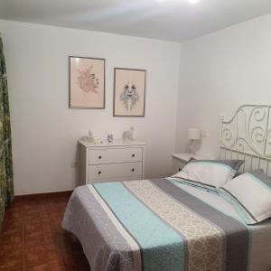 ein Schlafzimmer mit einem Bett und einer Kommode in der Unterkunft Apartamento La Ubilla in Famara