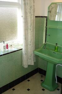 A bathroom at Shrublands Farm 