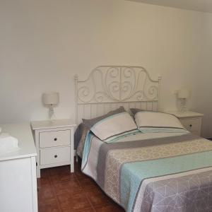 - une chambre avec un grand lit et 2 tables de chevet dans l'établissement Apartamento La Ubilla, à Famara