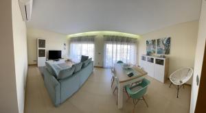 un soggiorno con divano e tavolo di Albufeira Lux Apartment ad Albufeira