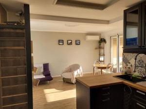 - un salon avec un canapé et une table dans l'établissement Magnifique appartement, à Salon-de-Provence