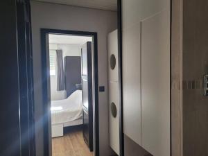 - une chambre avec un lit et un miroir dans l'établissement Magnifique appartement, à Salon-de-Provence
