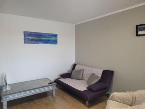 un salon avec un canapé et une table basse dans l'établissement Magnifique appartement, à Salon-de-Provence