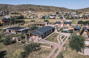 eine Luftansicht eines kleinen Dorfes mit Häusern in der Unterkunft OHANA in Sierra de la Ventana