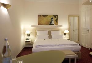 
A bed or beds in a room at Hotel Fürst Bismarck
