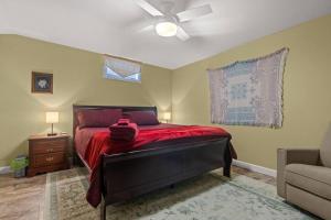 WeavervilleにあるSerenity Views Retreat - Close to City and Parkway!のベッドルーム1室(赤いシーツ付きのベッド1台、天井ファン付)