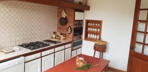 una cucina con piano cottura e piano di lavoro di MAISON DE CHARME AVEC JARDIN CLOS a Rivedoux-Plage