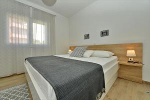 Posteľ alebo postele v izbe v ubytovaní Villa Tećo - Moderne Apartments mit Pool und Meerblick